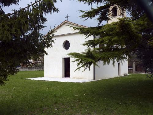 a small white church with a cross on the front at Sant'Andrea Agriturismo con cantina Martignago Vignaioli Asolo Prosecco Docg Wines in Maser