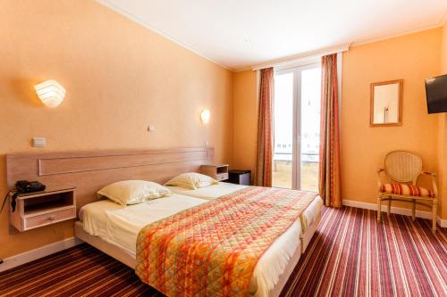 Habitación de hotel con cama y ventana en Malecot Hotel by F-Hotels en Blankenberge