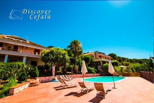 een patio met een tafel en stoelen en een zwembad bij Residence Villa Santa Lucia in Cefalù