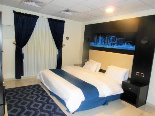 Кровать или кровати в номере Holiday Furnished Units