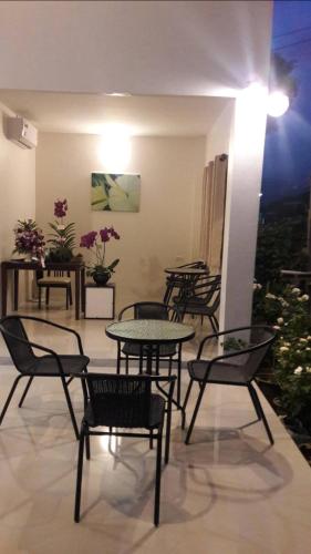 a group of chairs and tables in a room at DE ROSE Hotel Chiang Mai in Chiang Mai