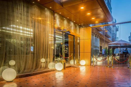 a lobby of a building with an umbrella at Al Muhaidb Al Takhasosi Suites in Riyadh