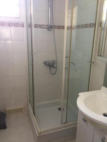 une salle de bain avec douche et lavabo dans l'établissement Jm Vacances Serignan, à Sérignan