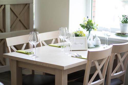 a white table with wine glasses on top of it at Hotel Greys Polonia in Zasutowo