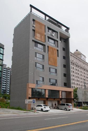 two cars parked in front of a building at Yixiang Spring Travel in Jiaoxi