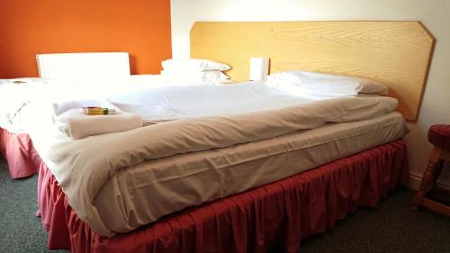 a large bed in a hotel room at The Wellington Hotel in Howden