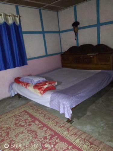 1 dormitorio con 1 cama en una habitación con alfombra en Vamoose Kamala Villa en Hāpoli