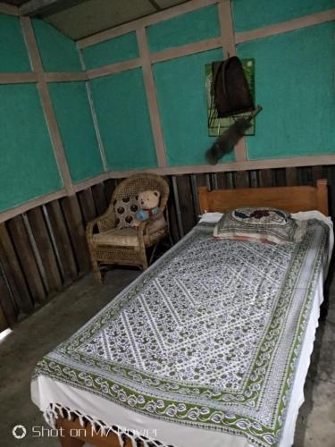 1 dormitorio con 1 cama grande y 1 silla en Vamoose Kamala Villa en Hāpoli