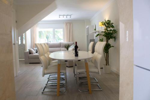 LA CARIHUELA - TORREMOLINOS ALQUILER DE CASA VACACIONAL MALAGA