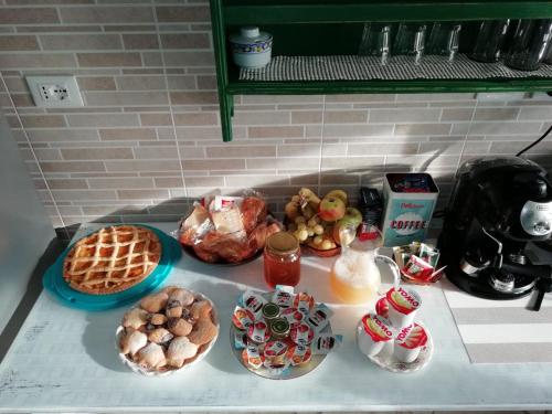 Good Morning Shopping في سيرافالي سكريفيا: طاولة مطبخ مع مجموعة من الطعام عليها