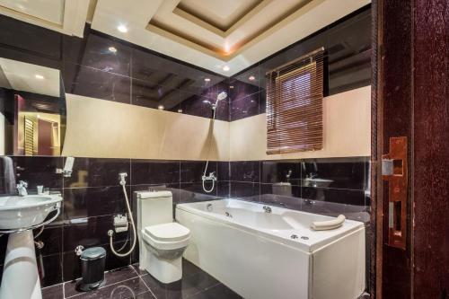 Vonios kambarys apgyvendinimo įstaigoje Al Muhaidb Al Takhasosi Suites