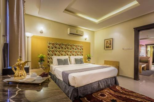 Ένα ή περισσότερα κρεβάτια σε δωμάτιο στο Al Muhaidb Al Takhasosi Suites