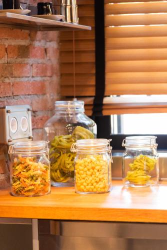 Makanan di atau berdekatan apartmen