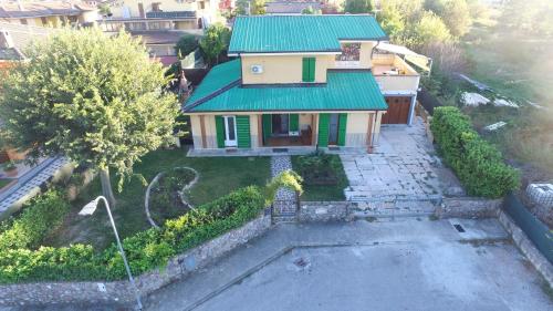 البناء الذي يحتوي مكان المبيت والإفطار