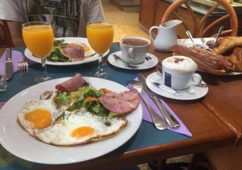 瓦加杜古Villa Tenko的餐桌,早餐盘和饮料