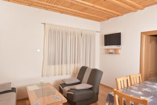a living room with a table and a dining room at Apartments Villa Deja in Jahorina