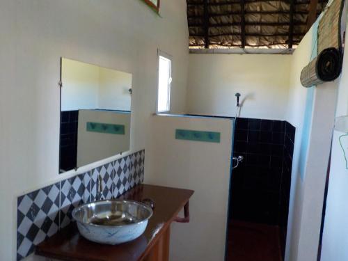 un baño con lavabo y un bol en una encimera en SANJEELA-PLAGE COCO en Diego Suarez