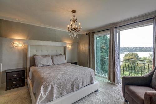 - une chambre avec un lit et une grande fenêtre dans l'établissement Green Lake Bungalow, à Seattle