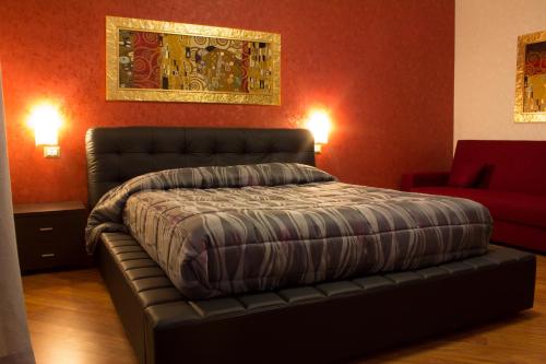 罗马马志尼住宿旅馆的卧室里有一张床和一张沙发