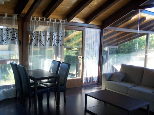 a living room with a table and chairs and a couch at Alojamiento Luz de Hadas in Sampil