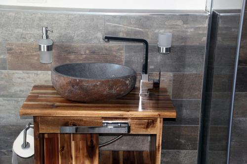 a bathroom with a bowl sink on a wooden table at Lavendelhof Elsdorf in Elsdorf