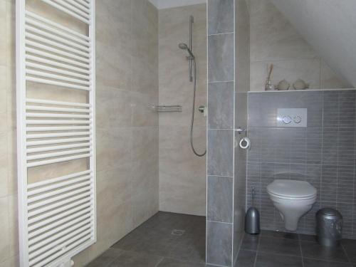 Bilik mandi di Dilger Apartments