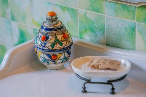 a vase and a bowl of food on a bath tub at Villa Talosa in Montepulciano