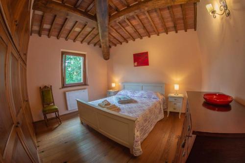 ein Schlafzimmer mit einem Bett und einem Schreibtisch in einem Zimmer in der Unterkunft Villa Talosa in Montepulciano