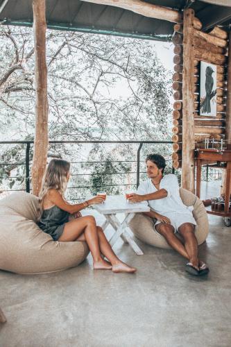 Επισκέπτες που μένουν στο Flameback Eco Lodge