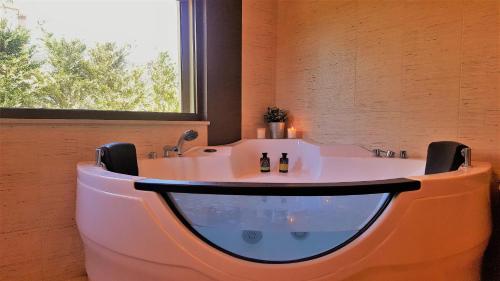 アラコバにあるMountain Chalet Livadiの窓のある浴室の浴槽