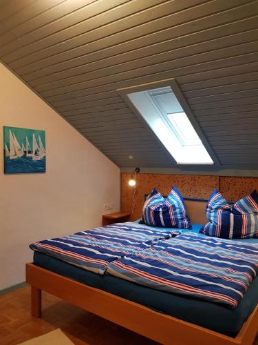 Säng eller sängar i ett rum på Ferienwohnung Zur Parmke