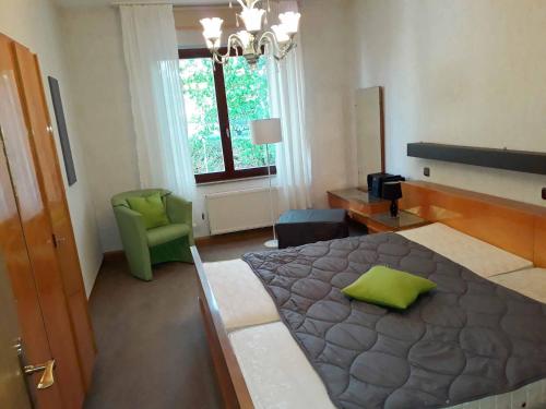 ゼルビッツにあるWachter Ferienwohnung im Frankenwaldのベッドルーム1室(大型ベッド1台、緑の枕付)