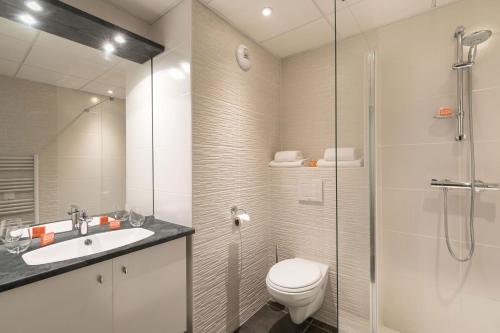 La salle de bains est pourvue de toilettes, d'un lavabo et d'une douche. dans l'établissement Villa Médicis Trouville-sur-mer, à Trouville-sur-Mer