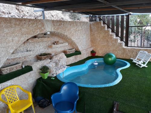 ハイファにあるTamer Guest houseの石造りの建物内に位置する裏庭のプール(ホットタブ付)