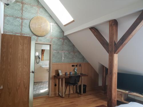 Zimmer im Dachgeschoss mit einem Tisch und einer Treppe in der Unterkunft Hotel 1782 - Contactless self check-in in Remscheid