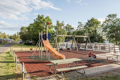 Herní místnost nebo prostor pro děti v ubytování Askeviks Camping & Stugor