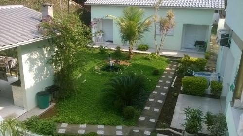 an aerial view of a garden in a house at Kitnets & Flats in Ubatuba