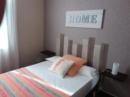 een slaapkamer met een bed met 2 kussens erop bij La Casa Mia in Sainte-Maxime