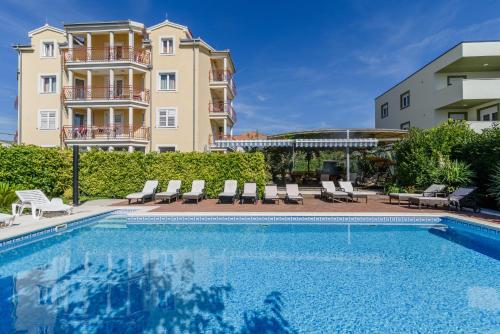 una piscina frente a un edificio en Apartment Mary, en Trogir