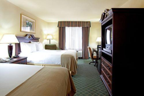 Habitación de hotel con 2 camas y TV en Holiday Inn Express Hotel & Suites West Monroe, an IHG Hotel, en West Monroe