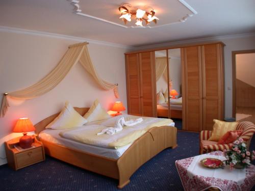 Un pat sau paturi într-o cameră la Hotel Mühlenberg