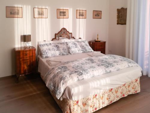 ein Schlafzimmer mit einem großen Bett mit weißer Bettwäsche in der Unterkunft Appartamento Rio de la Fornace in Venedig