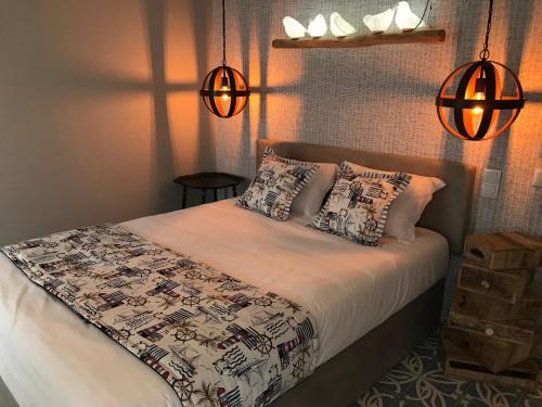 En eller flere senge i et værelse på Royal Beach Hostel