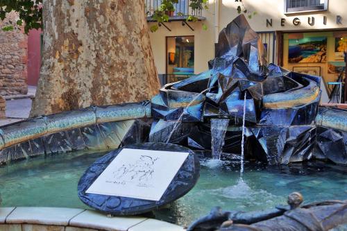 a fountain with a piece of paper sitting on top of it at Mas Companyo - Vallespir - Céret - Grand Mas in Céret