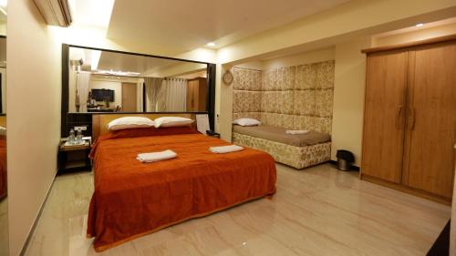 Postel nebo postele na pokoji v ubytování Hotel Metro Palace Bandra