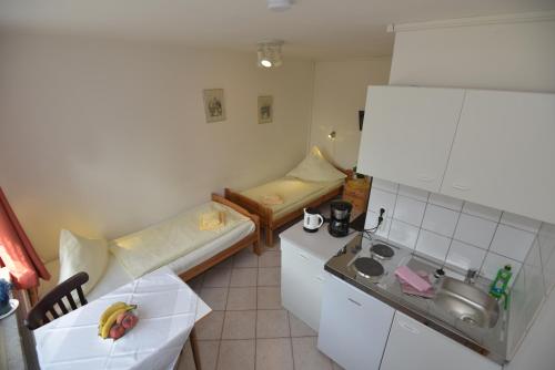 a small kitchen with a couch and a sink at Ferienanlage Reinsberger Dorf in Plaue