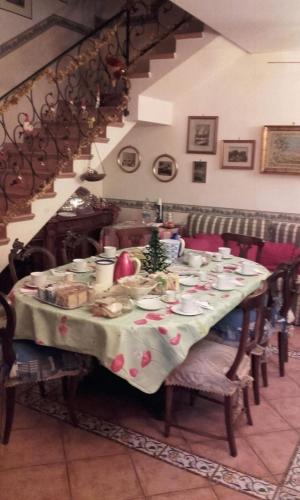 那不勒斯La Via dei Presepi的餐桌,餐桌上配有餐桌布,上面有食物