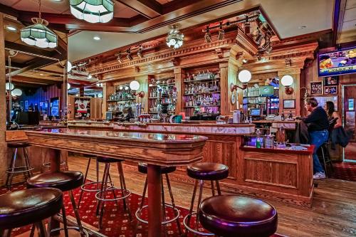 um bar com bancos de bar num restaurante em Athabasca Hotel em Jasper