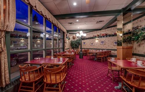 Ein Restaurant oder anderes Speiselokal in der Unterkunft Athabasca Hotel 
