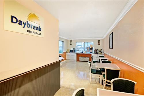 TV a/nebo společenská místnost v ubytování Days Inn by Wyndham San Antonio Airport